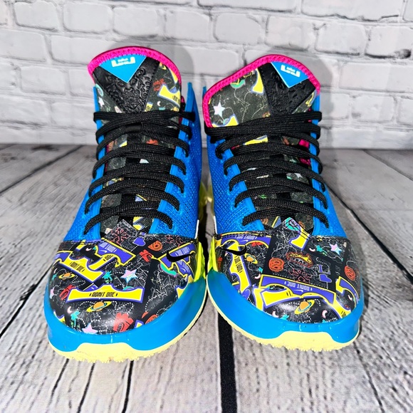 Nike Lebron XIX low size 10 in used condition comes as pictured. - Picture 9 of 9